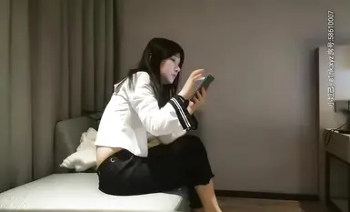 나는 이 사랑스러운 소녀를 다시 쇼에 초대하고, 그녀에게 섹시한 의상과 검은색 스타킹을 입히게 하고, 섹스를 하고, 입으로 핥고, 그녀의 보지를 핥고, 추파를 던지고, 엉덩이를 들어올리고 뒤에서 세게 섹스를 하게 합니다. 정말 신나는 일입니다.