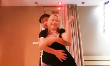 小伙会所选妃，连换四个选中极品美乳，最后选了这个黄发妹掰穴抽插。
