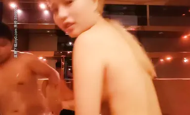 小伙会所选妃，连换四个选中极品美乳，最后选了这个黄发妹掰穴抽插。