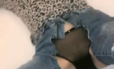 매력적인 젊은 여성이 최면제의 파도에 휩쓸린 후