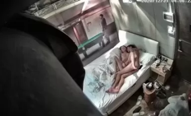 Isang de-kalidad na mag-asawa ang lihim na nakuhanan ng larawan sa isang tunay na hotel Ang batang babae ay may magandang mukha.