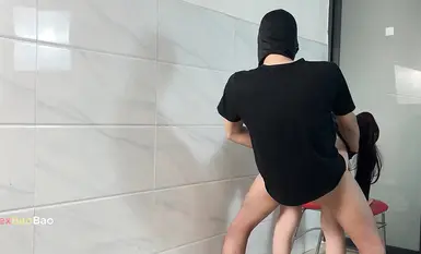 【Sexbaobao】Isang 165cm ang taas at 45kg na puti, payat at maliit na batang babae ay niloko ng isang bastos na lalaki na walang condom (1)
