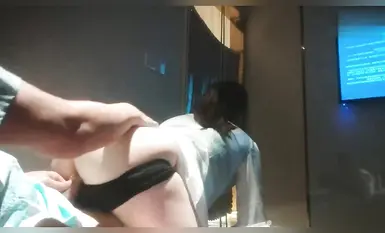 【足疗店勾搭技师美少妇】「你别到处去说」女技师献身客户，直接包房大屁股后入，紧张又刺激