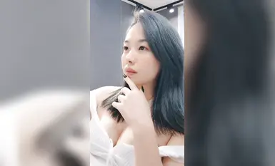 丝袜高跟露脸妩媚撩人的钢管舞女神小飘飘精彩大秀直播，听狼友指挥揉奶玩逼看特写，撩骚动作不断精彩又刺激