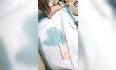 反差清纯小妹露脸直播赚外快，看着挺清纯都是纹身，蝴蝶骚穴淫水多多，道具抽插浪叫不止，跟狼友互动撩骚