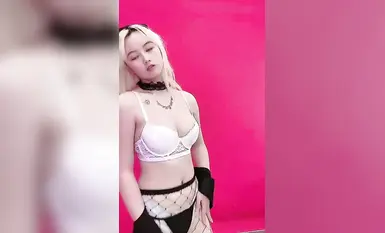 快手骚主播【小玲铛】高颜值网红小妹付费头等舱骚舞(48)