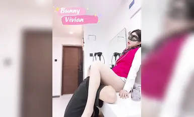 绝美高颜值逆天长腿女神『Vivian』南航空姐淫靡的私生活，抚媚身材制服简直比空姐还有气质，超美肉丝大长腿扶腰后入