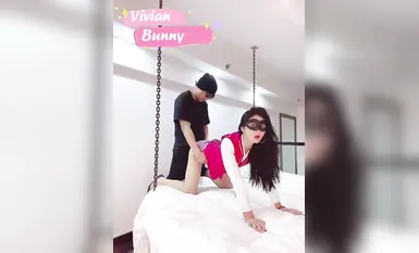 绝美高颜值逆天长腿女神『Vivian』南航空姐淫靡的私生活，抚媚身材制服简直比空姐还有气质，超美肉丝大长腿扶腰后入