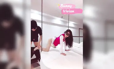 绝美高颜值逆天长腿女神『Vivian』南航空姐淫靡的私生活，抚媚身材制服简直比空姐还有气质，超美肉丝大长腿扶腰后入