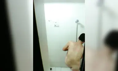 偷拍對面嫂子洗澡