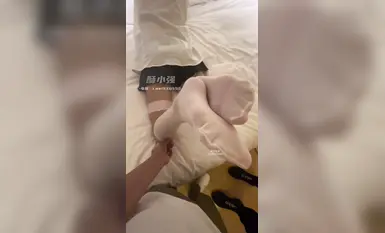【丝足狂喜】推特28万粉丝国产原创丝袜足交博主「酥小强」付费私拍线下专约素人模特足交抚摸调情【第四弹】 (2)