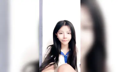 【小狐狸】刚刚成年的极品小嫩模真的超级超级嫩这颜值这身材完全不输抖音网红了脱到一丝不挂诱惑观众很漂亮的一线天(2)
