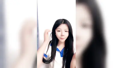 【小狐狸】刚刚成年的极品小嫩模真的超级超级嫩这颜值这身材完全不输抖音网红了脱到一丝不挂诱惑观众很漂亮的一线天(2)