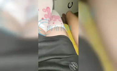 -海角女色狼『雅雅想睡親哥』鑽石貼合集，女追男隔層紗 爆操失禁白漿流一床，淫盪的小逼逼被哥哥操噴了一床的尿 (17)