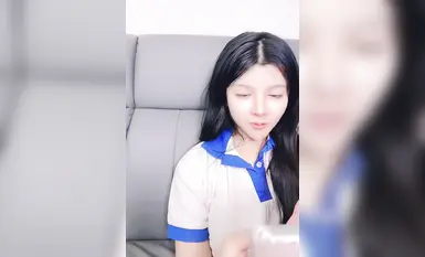 2025年2月新人，正宗馒头逼，【06妹妹】，极品名器，高颜值美少女，好肥美的鲍鱼，还是个人工白虎(3)