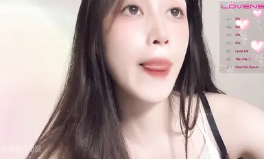 [Stripchat] พิธีกรสาวแว่นน่ารักตัดกันบริสุทธิ์ "ซิดนีย์" น้องสาวข้างบ้านมีน้ำเยอะและเครื่องสั่นนวดจิมิสีชมพูให้เปียกชื้น