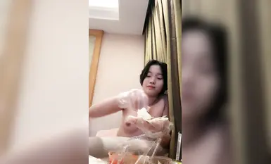 【白领也疯狂】姐姐带两个小妹妹在酒店直播大秀！互玩互舔_4