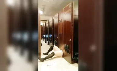 니소 팬츠 벗겨져 하반신 노출