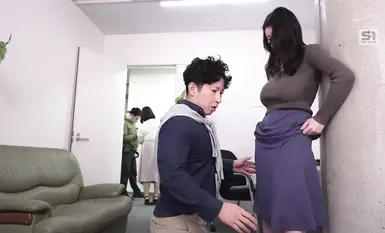 SONE-574 当你的伴侣在你面前时，你就会成为这个美丽女人的目标，她会低声说脏话，给你做乳交，并引诱你进入 NTR（乌龟）关系。 Hikaru Nagi