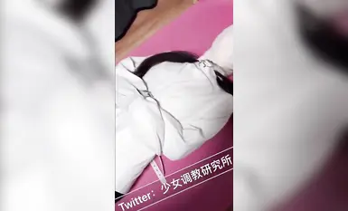 Tuan yang pakar dalam bermain loli tulen, "Institut Latihan Gadis", melatih loli kecil yang comel menjadi jalang kecil yang berkelakuan baik, semakin dia kelihatan seronok, dia kelihatan seperti seorang gadis yang baik.