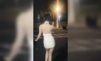 刺激骚逼户外露出勾引被猥琐男舔逼后入