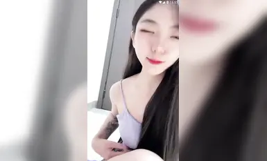 Mahabang binti, malambot na paa, magandang maliit na asong babae, one-piece black silk see-through outfit, malalambot na paa na nagpapakita ng malalaswang salita, nakaluhod upang magsalsal gamit ang iba't ibang props na malalim sa puki (1)