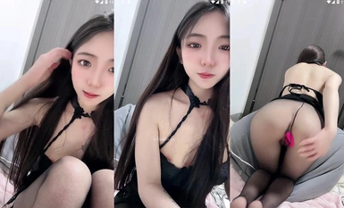 Long legs, tender feet, beautiful little bitch, one-piece black silk see-through outfit, tender feet showing obscene words, kneeling down to masturbate with various props deep into the pussy (18)