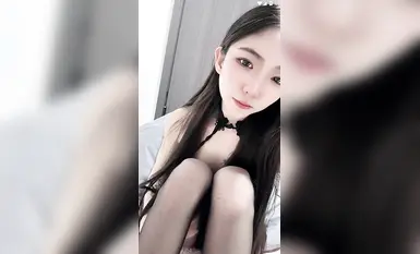 Kaki panjang, kaki lembut, jalang kecil yang cantik, pakaian tembus sutera hitam sehelai, kaki lembut menunjukkan kata-kata lucah, melutut untuk melancap dengan pelbagai alat peraga jauh ke dalam faraj (22)