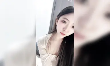 Mahabang binti, malambot na paa, magandang maliit na asong babae, one-piece black silk see-through outfit, malalambot na paa na nagpapakita ng malalaswang salita, nakaluhod upang magsalsal gamit ang iba't ibang props na malalim sa puki (3)