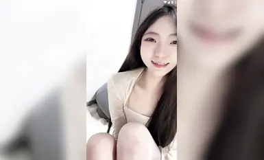 Kaki panjang, kaki lembut, jalang kecil yang cantik, pakaian tembus sutera hitam sehelai, kaki lembut menunjukkan kata-kata lucah, melutut untuk melancap dengan pelbagai alat peraga jauh ke dalam faraj (4)