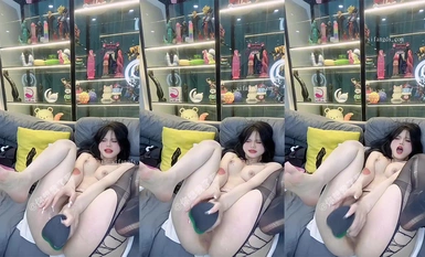 【不骚不要钱】巨乳定制黑丝高跟足交自慰喷水(28)