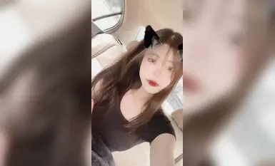 Một nữ sinh trong sáng và xinh đẹp, nhưng lại rất lẳng lơ trong chốn riêng tư, ngồi xổm như một con chó, đảo mắt và thè lưỡi, dang rộng âm hộ, xoa ngực và mặt, và chụp ảnh tự sướng trong cùng một khung hình (1)