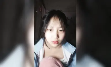 청순한 외모의 여대생이 기숙사에서 라이브 방송을 했는데 귀여워요 (1)