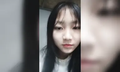 长相清纯的学生妹在宿舍直播大秀，长的还怪可爱的(3)