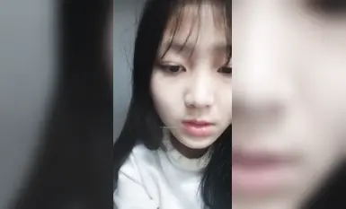 长相清纯的学生妹在宿舍直播大秀，长的还怪可爱的(3)