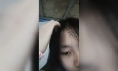 长相清纯的学生妹在宿舍直播大秀，长的还怪可爱的(3)