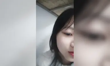 长相清纯的学生妹在宿舍直播大秀，长的还怪可爱的(3)