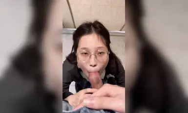 顏值嫩妹【採花小盜(caihuaxiaothief)】被主人圈養的小母狗,露出，聖水 (2)