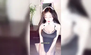 Douyin B station dual view anchor, isang benepisyo na makikita lamang sa pamamagitan ng pagbibigay ng mga regalo, ang malambot na puke ay hinila pakaliwa at kanan sa transparent na upuan na may indayog ng pulot puwitan (3)