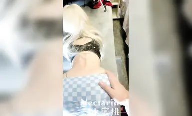 "Medyo 夤夤 (ito ay Taotao)" humihigop ng malaking makapal na titi at nanonood ng porn