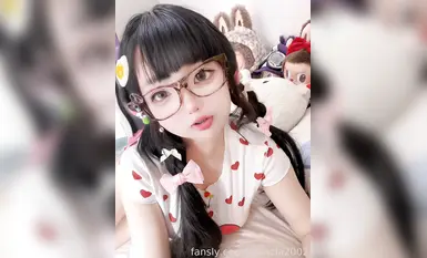 [Produk baharu pada tahun 2025] Gadis muda sah badan Lolita semula jadi, blogger COS [cocacla2002] main peranan melancap menunggang dari belakang, sifat jalang kecil itu penuh