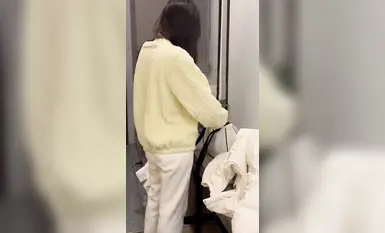 Một cô sinh viên trong sáng và ngây thơ trong chiếc váy hoa được mời chụp ảnh riêng. Cô được nhiếp ảnh gia tán tỉnh hời hợt và chơi đùa với cô bé hồng của mình (1)