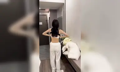 Một cô sinh viên trong sáng và ngây thơ trong chiếc váy hoa được mời chụp ảnh riêng. Cô được nhiếp ảnh gia tán tỉnh hời hợt và chơi đùa với cô bé hồng của mình (1)