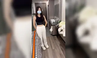 Một cô sinh viên trong sáng và ngây thơ trong chiếc váy hoa được mời chụp ảnh riêng. Cô được nhiếp ảnh gia tán tỉnh hời hợt và chơi đùa với cô bé hồng của mình (1)