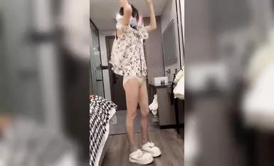 Một cô sinh viên trong sáng và ngây thơ trong chiếc váy hoa được mời chụp ảnh riêng. Cô được nhiếp ảnh gia tán tỉnh hời hợt và chơi đùa với cô bé hồng của mình (1)