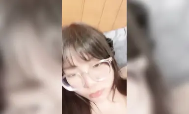 【2025年新品】对话精彩，高颜清纯大波，眼镜嫩妹【栗子喵】付费，一线天粉鲍，露脸性爱，道具自慰，沦为赚钱母狗(1)