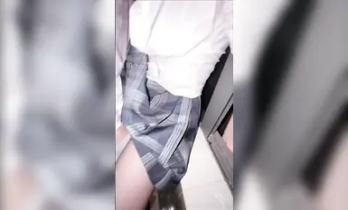 海角亂倫大神【意淫自己妹妹】樓道撕妹妹黑絲，後入口交輪番上陣，強上我內射，衣服都沒脫
