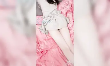 海角乱伦大神【意淫自己妹妹】没忍住，趁妹妹打游戏对她下手了。