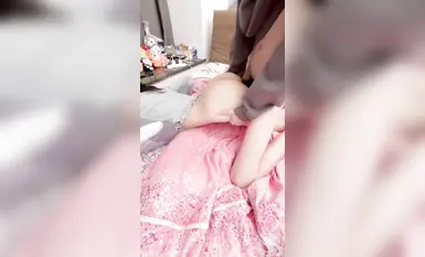 海角乱伦大神【意淫自己妹妹】没忍住，趁妹妹打游戏对她下手了。