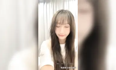 美貌と清純さが対照的な美少女が海へ行き「泡沫グー」を生中継したらレアなセックス映像が流出！黒ストッキングを履いたセクシーな女神が、タトゥーを入れた男にコンドームなしで激しく犯される。本当に悲痛だ！